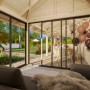 Palmako Pavillon Bianca Set, 876x300 cm, weiß lackiert, mit Schiebetüren und Eck-Tresenanlage.