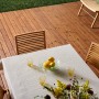 Terrasse mit Teak-farbenem Holz-Öl behandelt, Tisch mit Dekoration.
