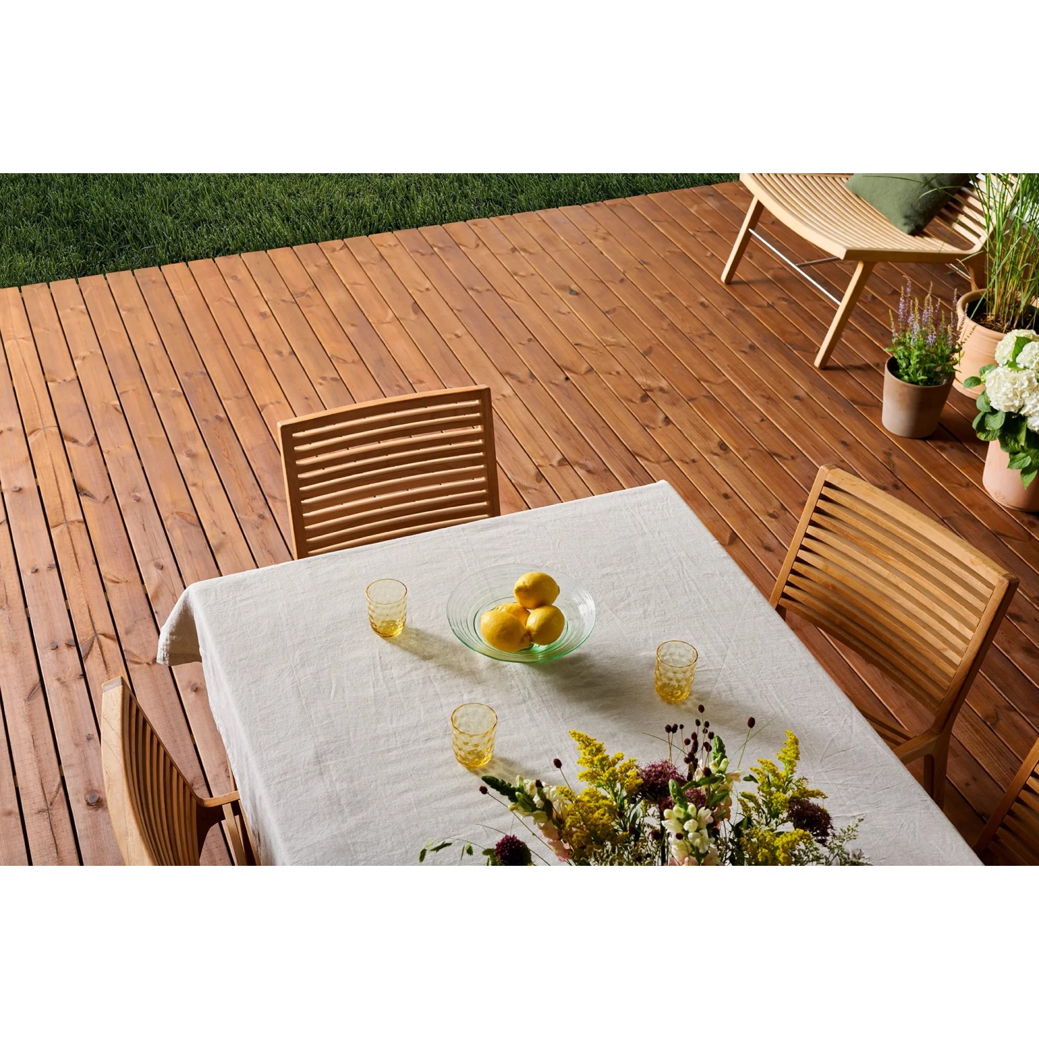Terrasse mit Teak-farbenem Holz-Öl behandelt, Tisch mit Dekoration.