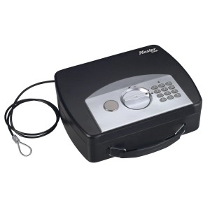 Schwarze Master Lock Sicherheitskassette P008ML mit Zahlenschloss und Kabel.