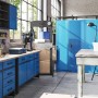Blauer Jan Nowak Werkzeugschrank DAREK aus Stahl mit 7 Schubladen in einer Werkstatt. Robuste Werkzeugaufbewahrung.