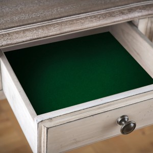 Grüne Venilia Klebefolie Velour im Schubfach für Möbel und Deko.