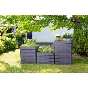 Garantia Ergo Quadro Hochbeet-System L (80x80cm) aus Kunststoff mit Holzstruktur und Bepflanzung.