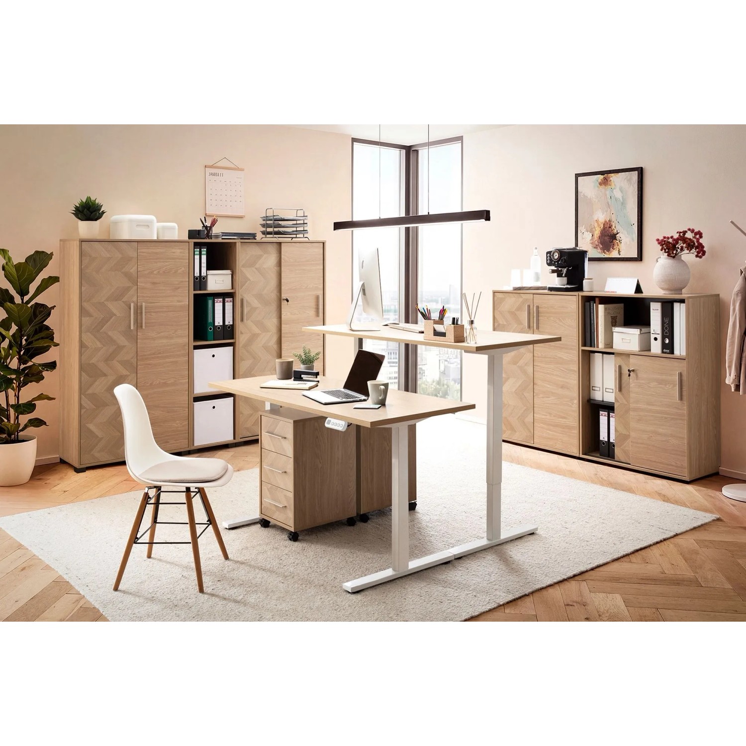 Schildmeyer Arezzo Bürotisch Eiche, elektrisch höhenverstellbar, weißes Gestell, in modernem Büroambiente.