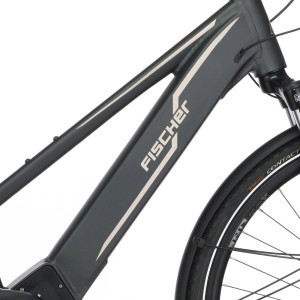 Detailansicht des grauen Fischer E-Bike Viator 5.0i mit Fokus auf Rahmen und Reifen.
