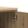 Detailaufnahme: Garagen-Werkzeugschrank in Artisan-Eiche mit Holzarbeitsplatte und Scharnier.