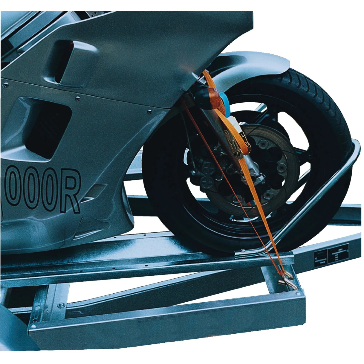 Detailaufnahme: Motorrad auf Stema Motorradtransporter Classic MT 750 BS 3 Autoanhänger, gesichert mit Spanngurt.