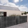 Graue PVC Sichtschutzmatte als Zaun vor modernem Haus. Wetterfest, schützt vor Blicken, Wind und Sonne.