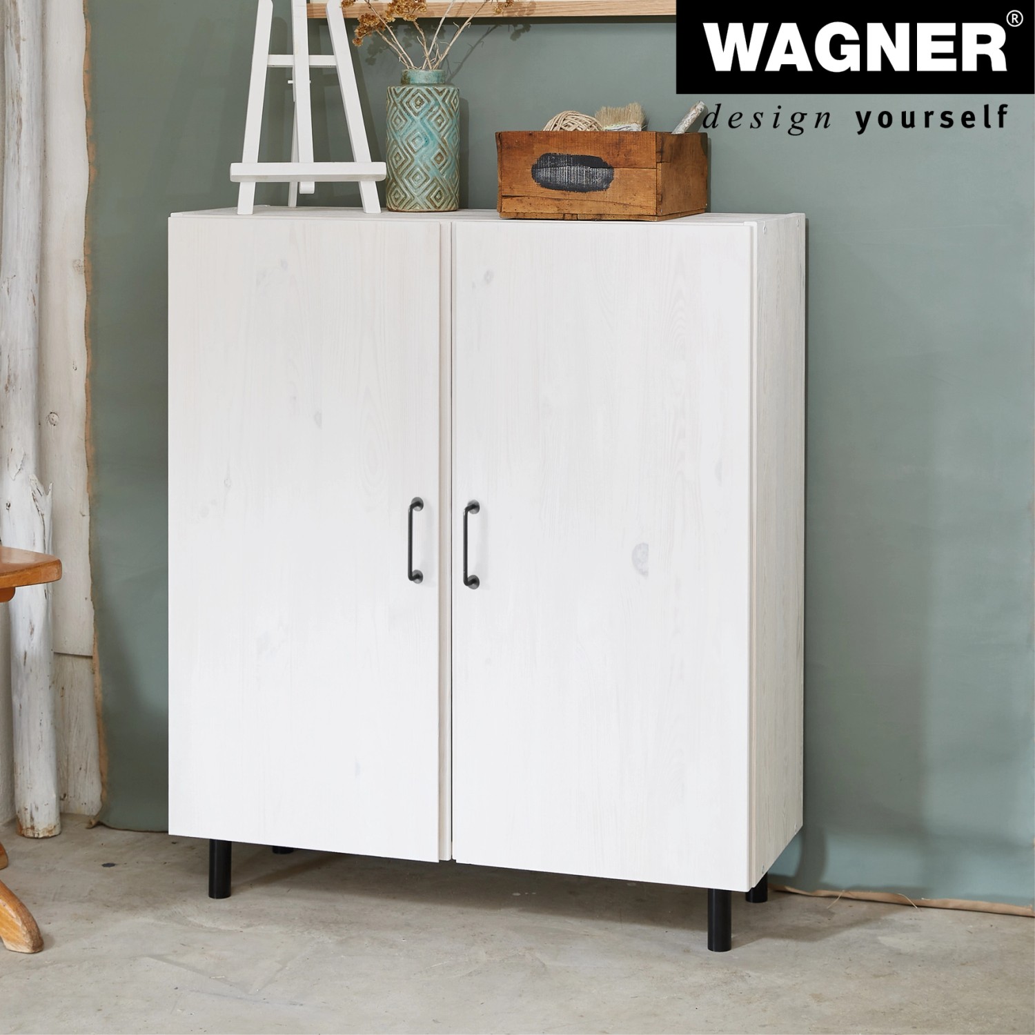 Weißer Schrank mit schwarzen, justierbaren Wagner Möbelfüßen (Ø 5 cm, 8-10,5 cm).