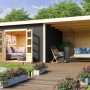 Terragraues Karibu Holz-Gartenhaus Karlskoga mit Pultdach und überdachtem Anbau im Garten.