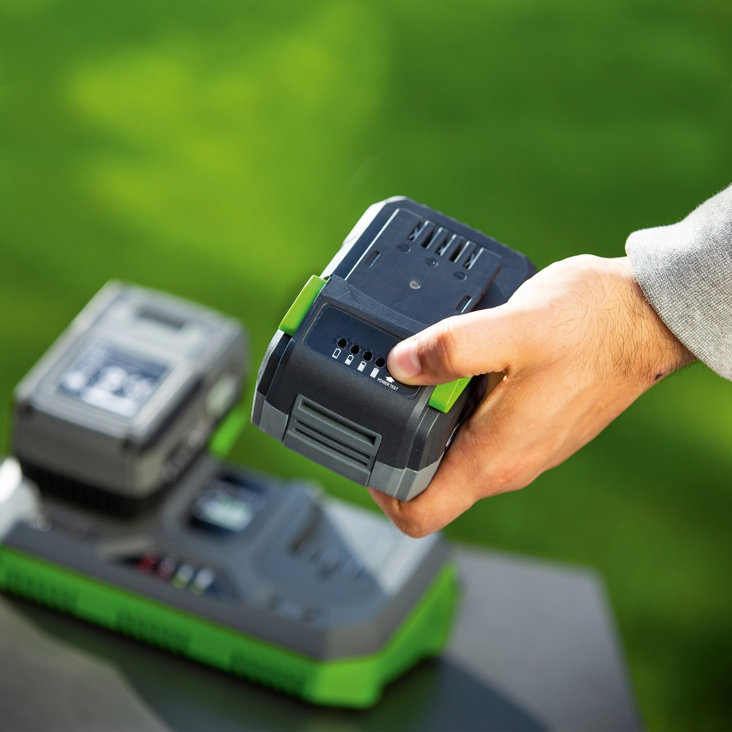 LUX 20V Akku 4Ah im Detail: Lithium-Ionen Akku für Elektrowerkzeuge mit Ladestandsanzeige.