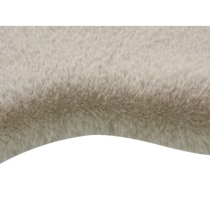 Detailaufnahme: Kuscheliger Kunstfell-Teppich in Taupe, 60x90 cm. Weicher Flor.