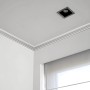 Weiße ORAC DECOR Zierleiste CB501N als Stuck-Eckprofil an Decke und Wand.