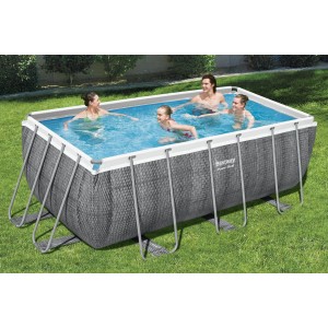 Bestway Frame Pool-Set Power Steel in Rattan-Optik, eckig, mit badenden Personen im Garten.