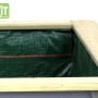 Detailansicht des EXIT Aksent Hochbeet L aus Holz, Innenseite mit grüner Folie ausgelegt.