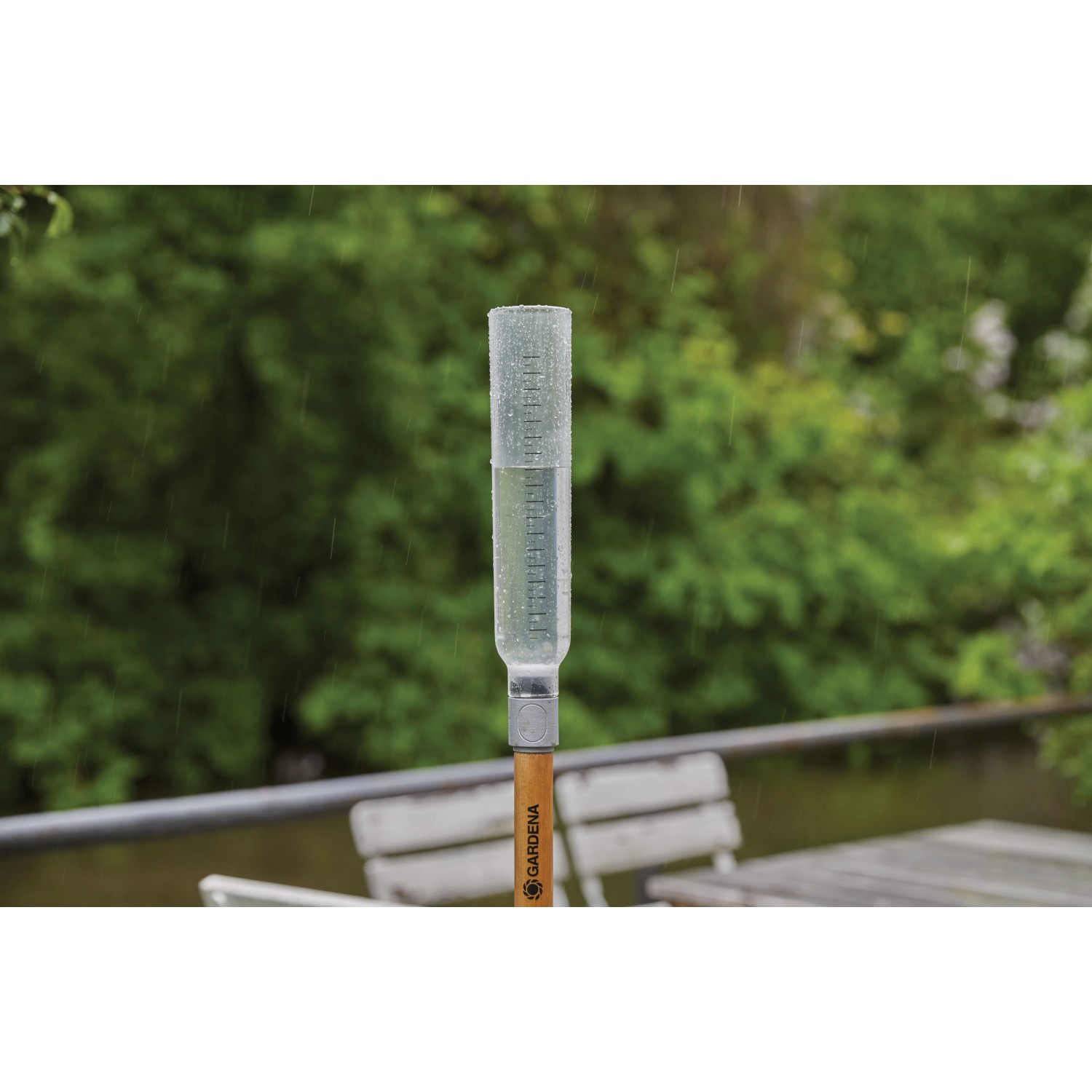 Gardena Regenmesser ClickUp! mit gut lesbarer Skala zur Niederschlagsmessung im Garten.