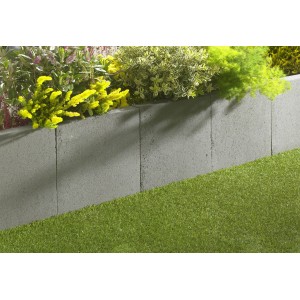 Graue EHL L-Steine (40x40x30 cm) als Beet- und Raseneinfassung im Garten.