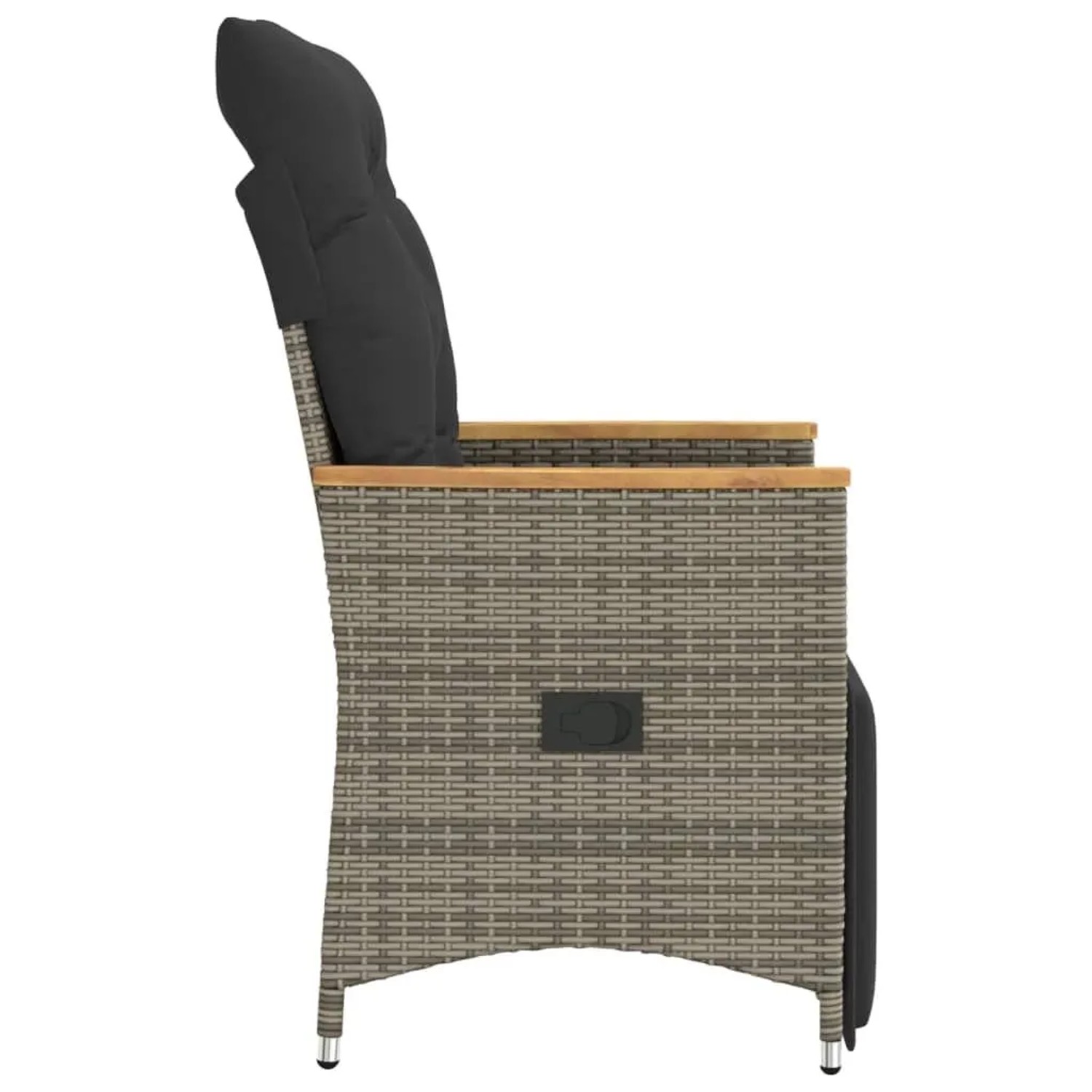 Grauer verstellbarer Gartensessel aus Poly Rattan mit dunklen Kissen und Holzarmlehnen, Seitenansicht.