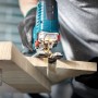 Bosch Expert Stichsäge beim Sägen von Holz. Stichsägeblätter für ausrissfreie Schnitte.
