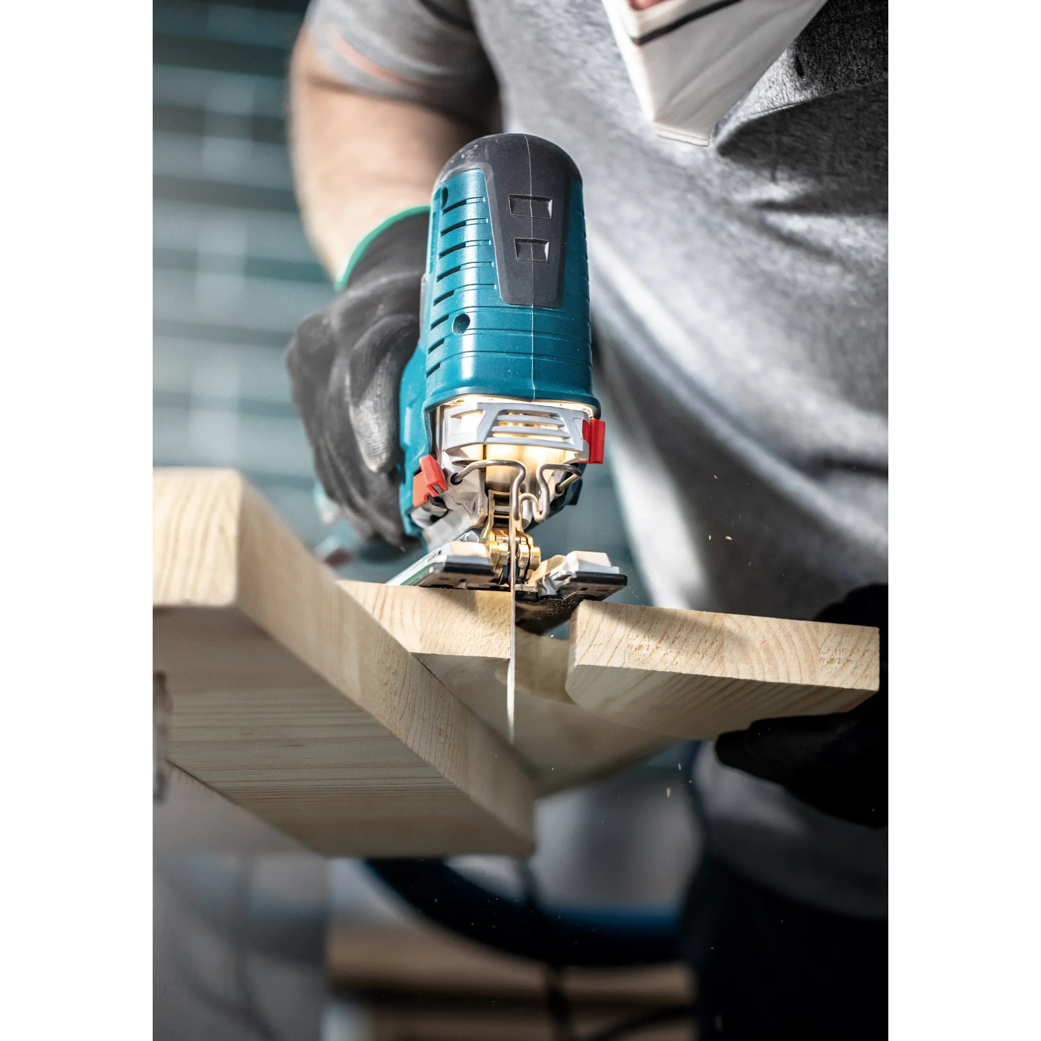 Bosch Expert Stichsäge beim Sägen von Holz. Stichsägeblätter für ausrissfreie Schnitte.