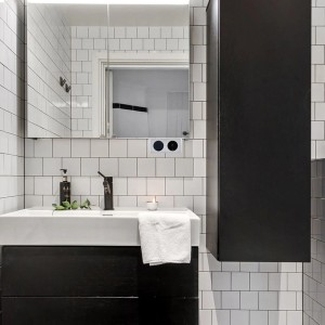 Kalb 12W LED Netzteil Kombibox silbergrau im Badezimmer mit Waschbecken und Spiegelschrank.