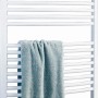 Weißer Schulte Design-Heizkörper mit Mittenanschluss und Handtuch.