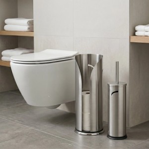 Freistehendes Bad-Set aus gebürstetem Edelstahl: WC-Bürste und Toilettenpapierhalter in Silber im modernen Bad.