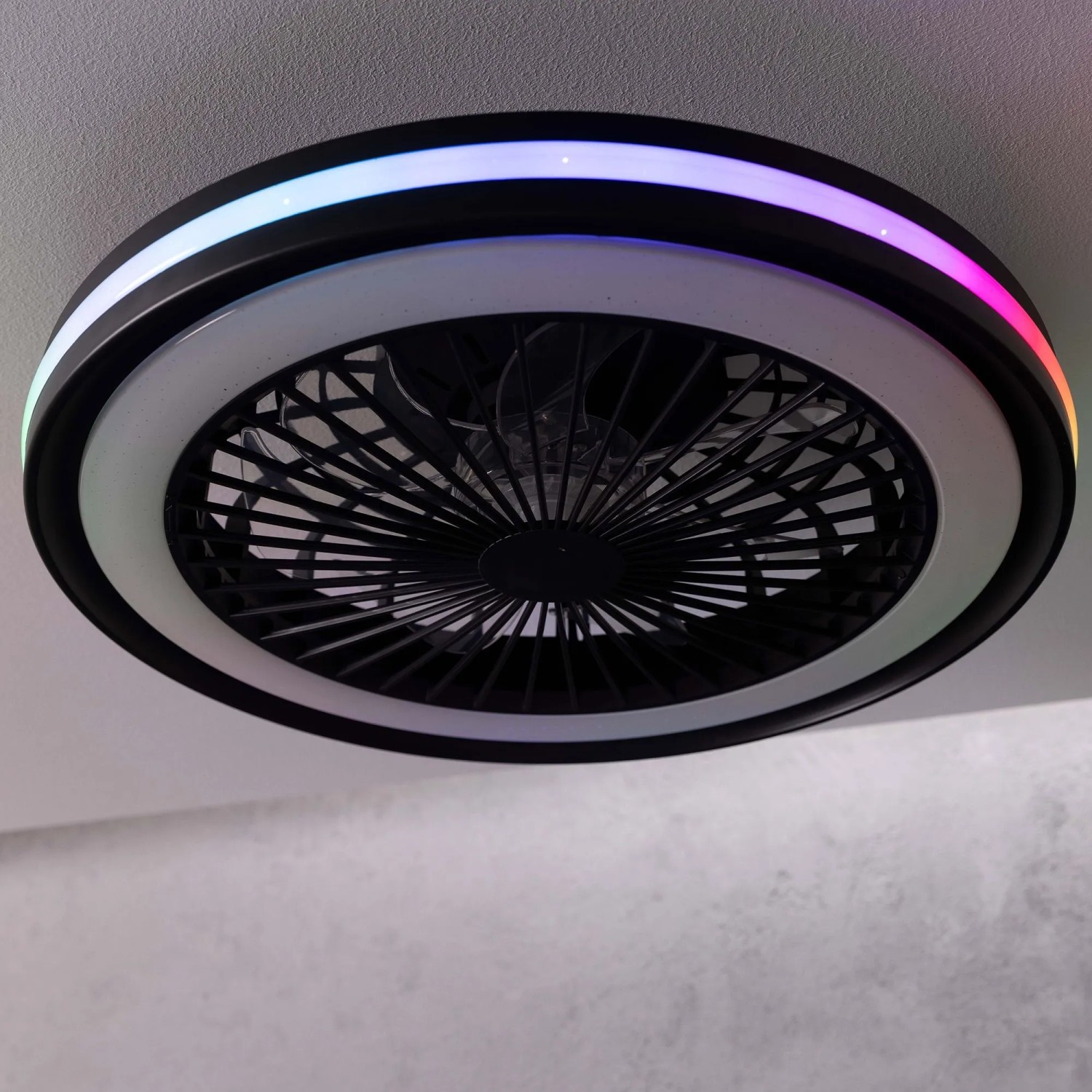 Schwarze LED-Deckenleuchte Palmero mit Ventilator und RGB-Rahmenlicht, Ø 46,6 cm.