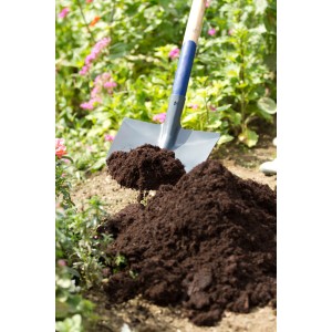 Schwarze LUX Frankfurter Schaufel mit Erdreich im Garten, Eschenstiel 130 cm.
