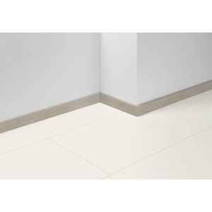 Parador Sockelleiste SL 5 wasserfest, Dekor Eiche, an Wand und Boden montiert.