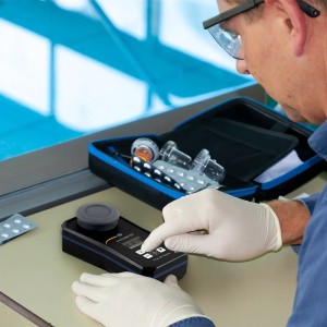 PCE Instruments Photometer CP 04 Messgerät in Nutzung mit Zubehör im Koffer.