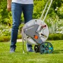 Gardena CleverRoll M Metall Schlauchwagen auf Rasen, stabile Metalltrommel.