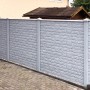 Graue Beckers Betonzaun Platte Klassik Romania als Sichtschutz im Garten.