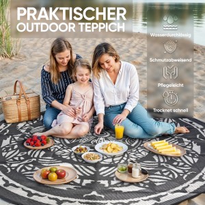 Runder, grau-weißer EVOCAMP Outdoor-Teppich (240 cm) mit Familie beim Picknick am Strand.
