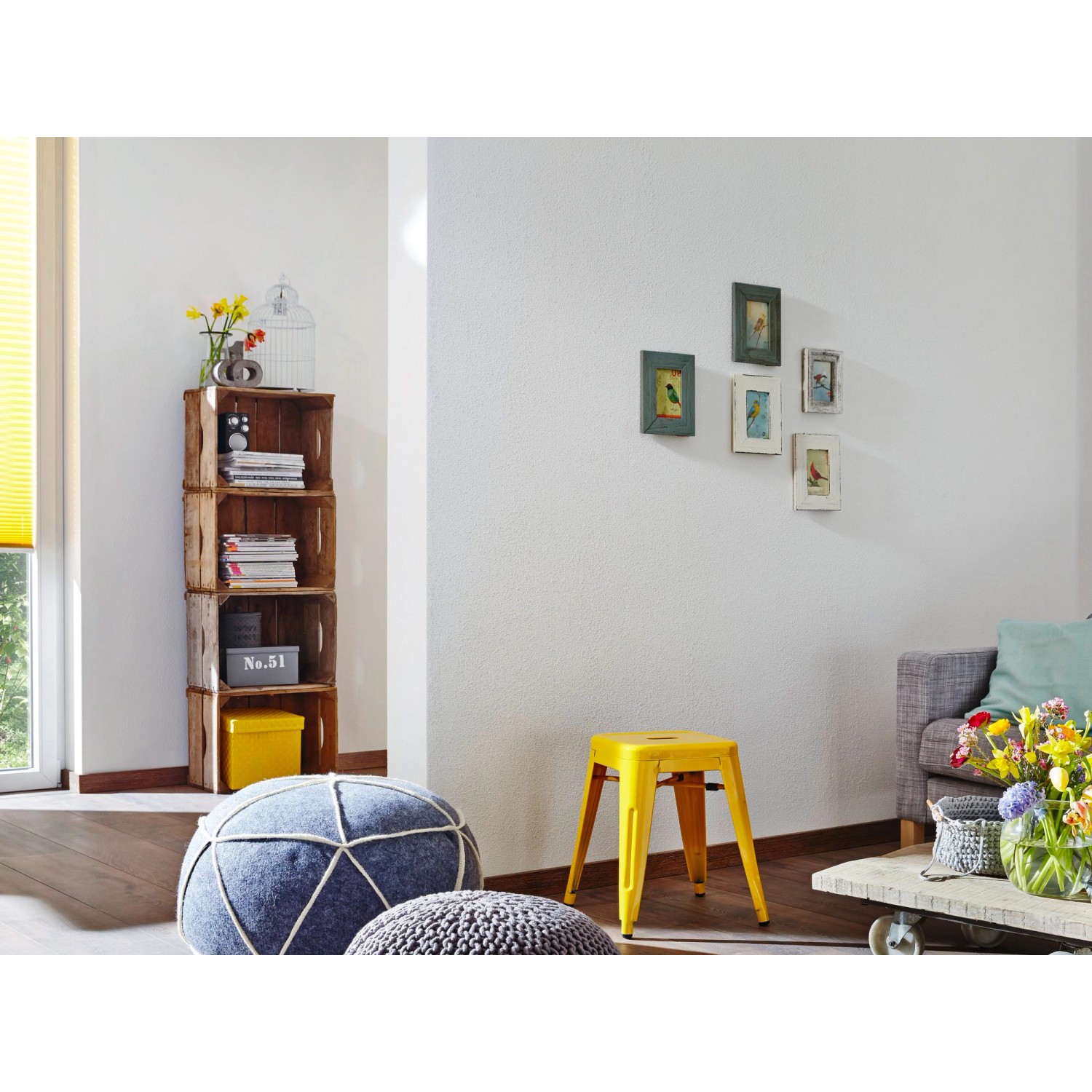 Wohnraum mit Knauf Easy Putz Extra Fein (20kg) an der Wand, Regale und Möbel im Raum.