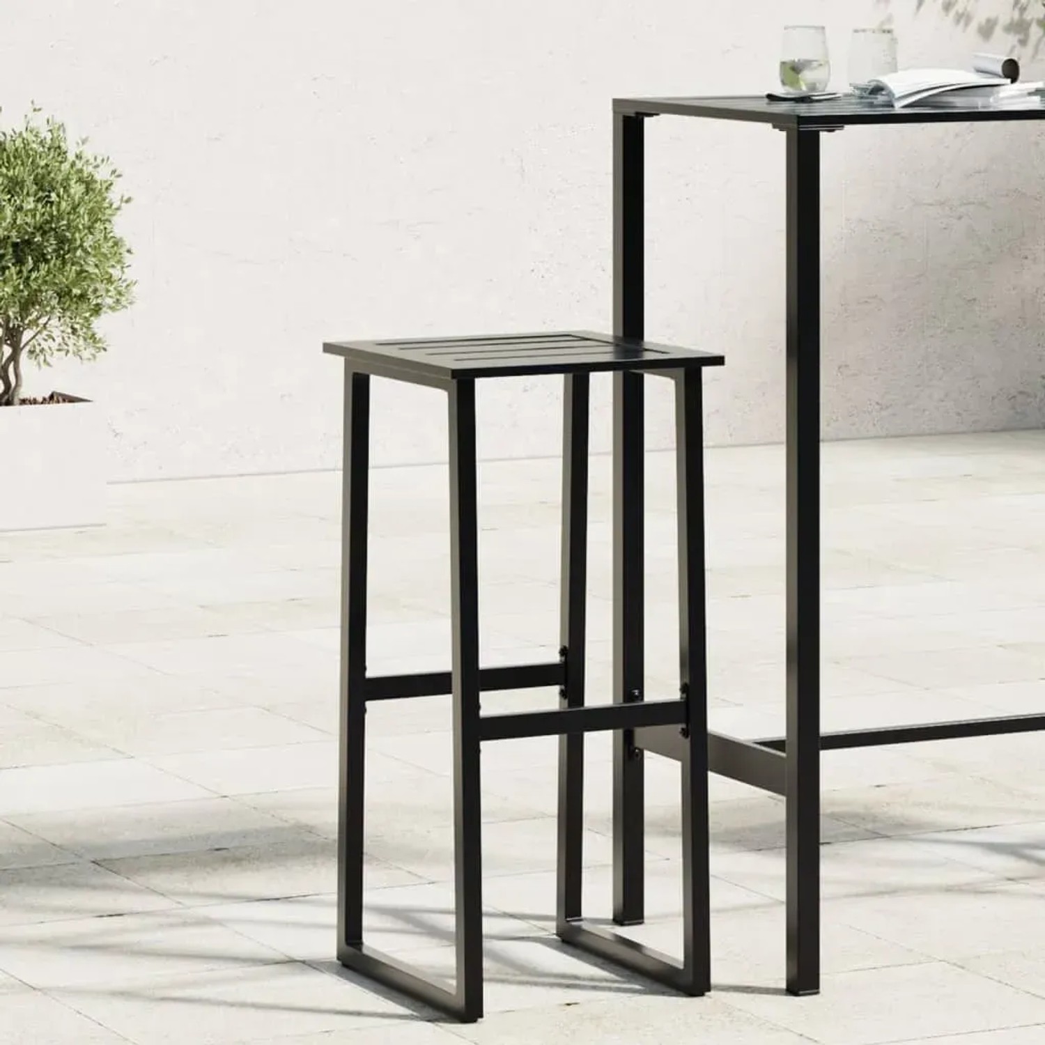 Schwarzer vidaXL Barhocker aus pulverbeschichtetem Stahl, 2er Set für Garten oder Terrasse.