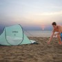 Pavillo Strandmuschel Beach Quick 2 Tent, mintgrün, mit Mann am Strand.