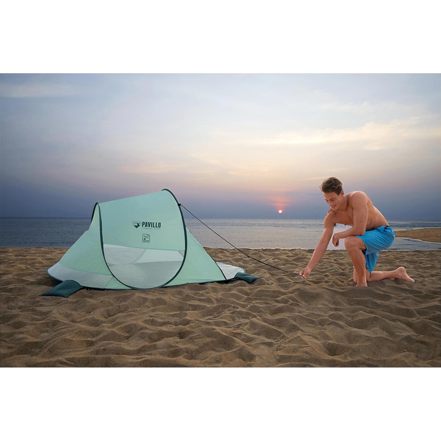 Pavillo Strandmuschel Beach Quick 2 Tent, mintgrün, mit Mann am Strand.