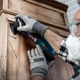 Mann schleift Holzschrank mit Bosch Expert Deltaschleifer und Schleifblatt C470 K240.