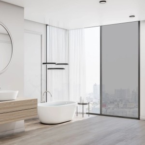 NYVI Spiegelfolie silber auf großem Fenster im modernen Bad, bietet Sichtschutz und UV-Schutz. Selbstklebende Fensterfolie.