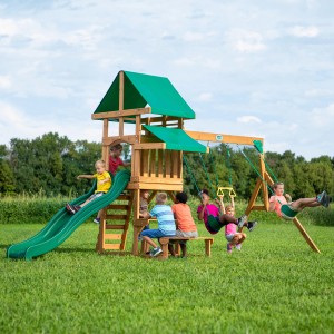 Backyard Discovery Belmont Spielturm mit Schaukeln, Rutsche und Sandkasten im Garten.