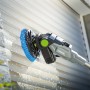 Akku-Reinigungsbürste Twin Brush im Einsatz, Flächenreiniger mit blauem Bürstenkopf.