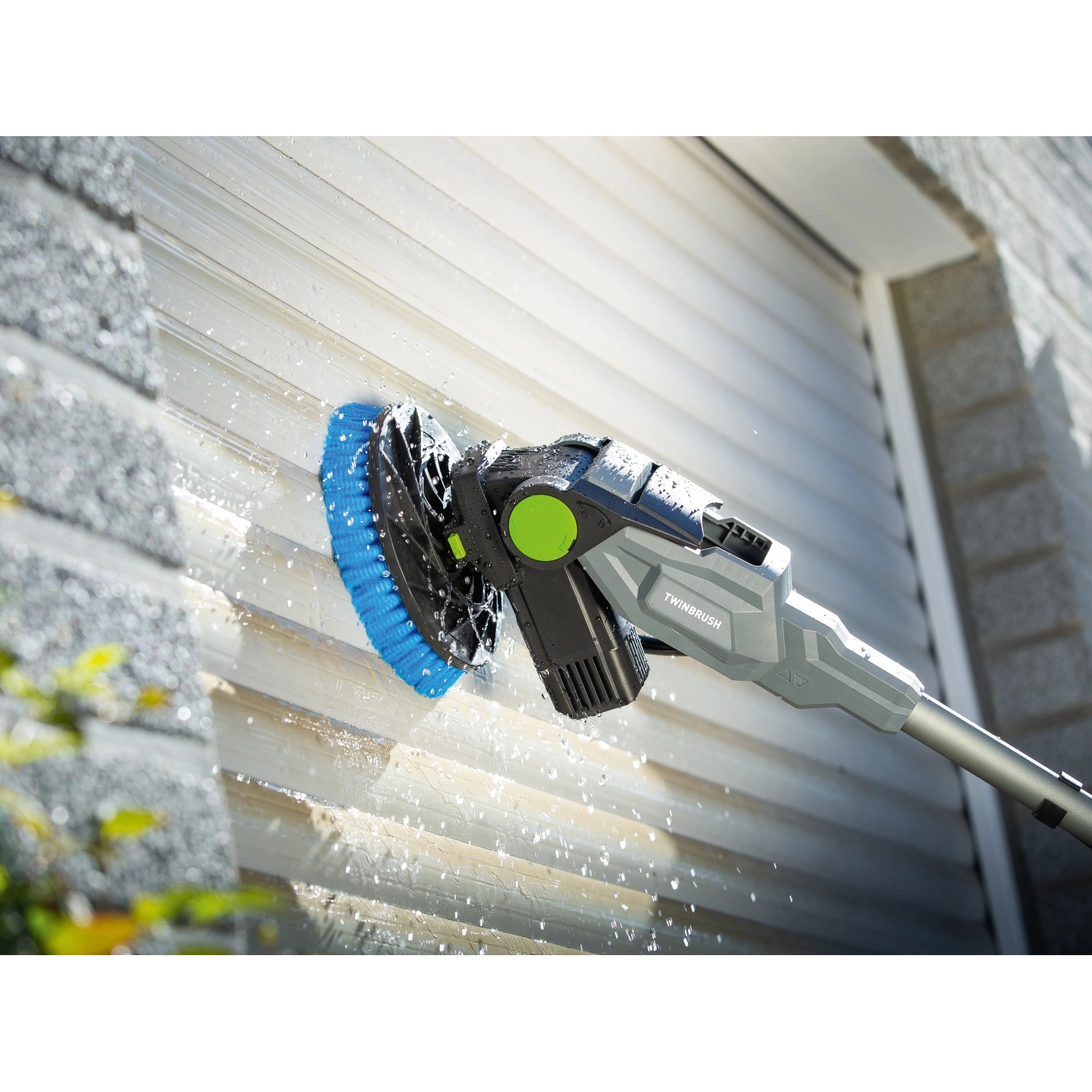 Akku-Reinigungsbürste Twin Brush im Einsatz, Flächenreiniger mit blauem Bürstenkopf.