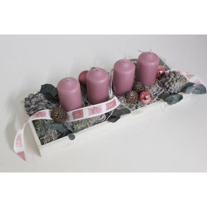 Adventsgesteck mit Eukalyptus und 4 antikrosa Kerzen auf Holztablett, festliche Weihnachtsdeko.