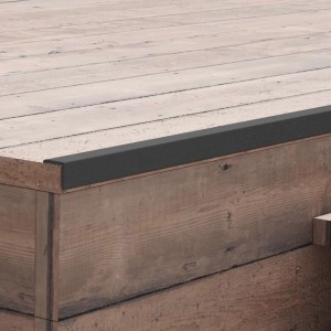 Schwarze vidaXL Winkelleiste aus WPC (Holz-Kunststoff-Verbund) auf einer Holzterrasse.