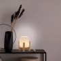 Näve LED-Akkutischleuchte Madita mit Holzfuß und weißem Schirm als Stimmungslicht.