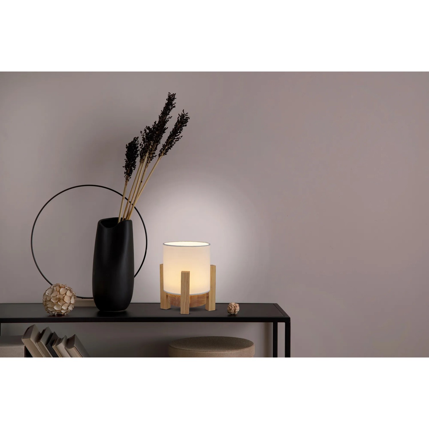 Näve LED-Akkutischleuchte Madita mit Holzfuß und weißem Schirm als Stimmungslicht.