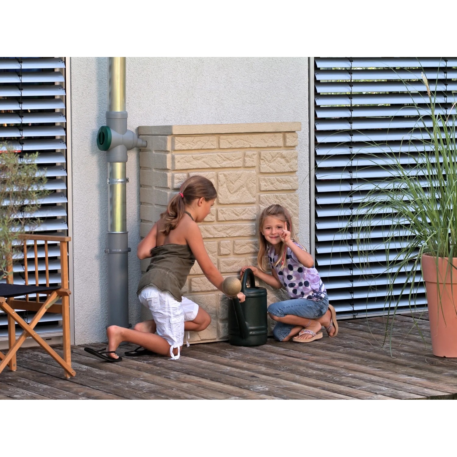 Arves Regentonne Maurano 300 l Sandstein mit spielenden Kindern im Garten.