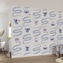 Zimmer mit Komar Vliestapete Lilo und Stitch Kind, mit blauen Linien und Lilo und Stitch Motiven.