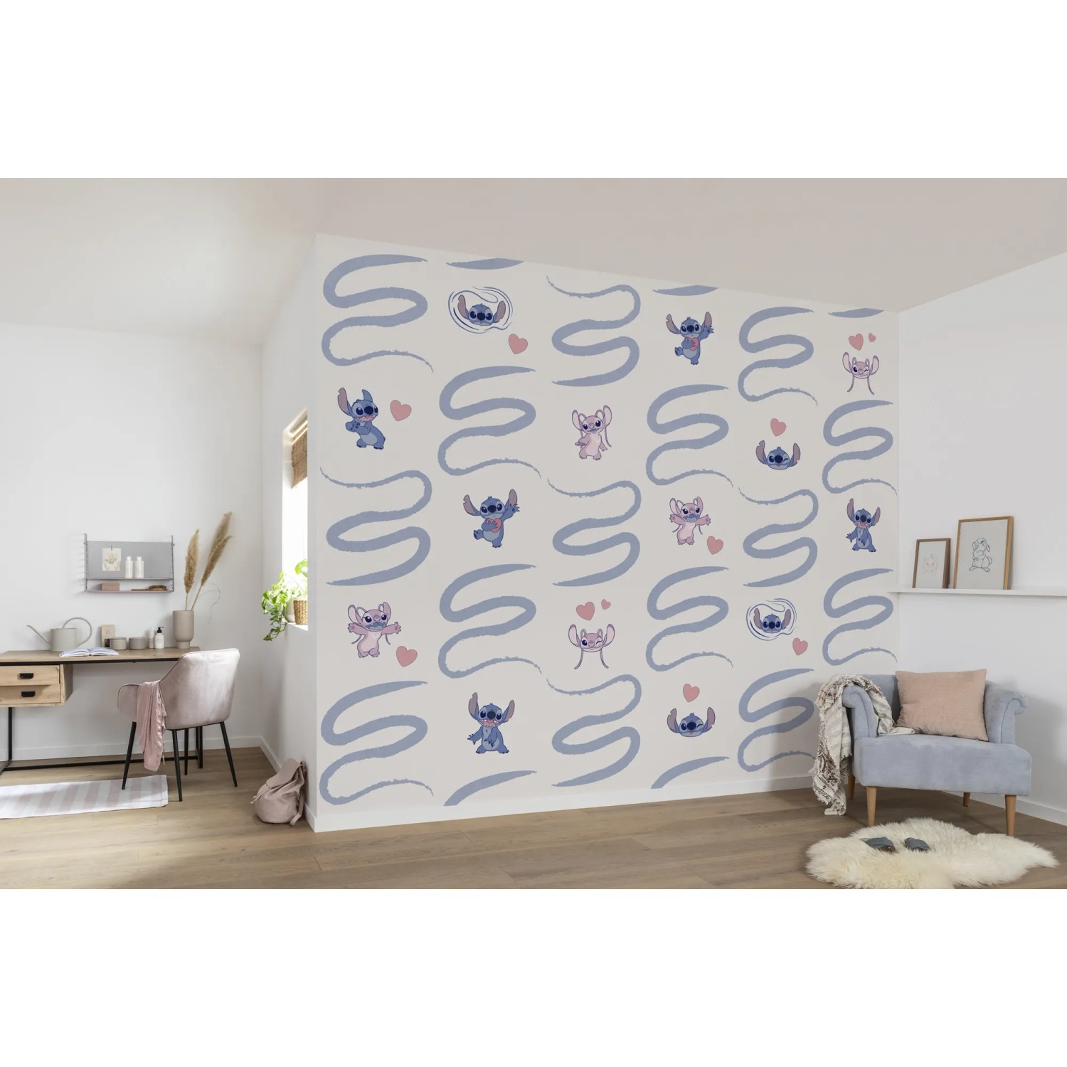 Zimmer mit Komar Vliestapete Lilo und Stitch Kind, mit blauen Linien und Lilo und Stitch Motiven.